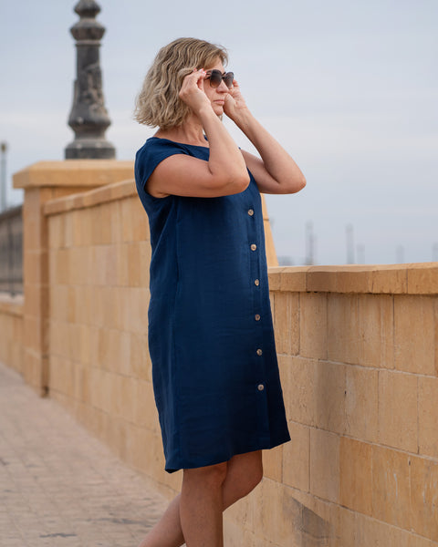 Avslappnad klänning med knappar fram Harper