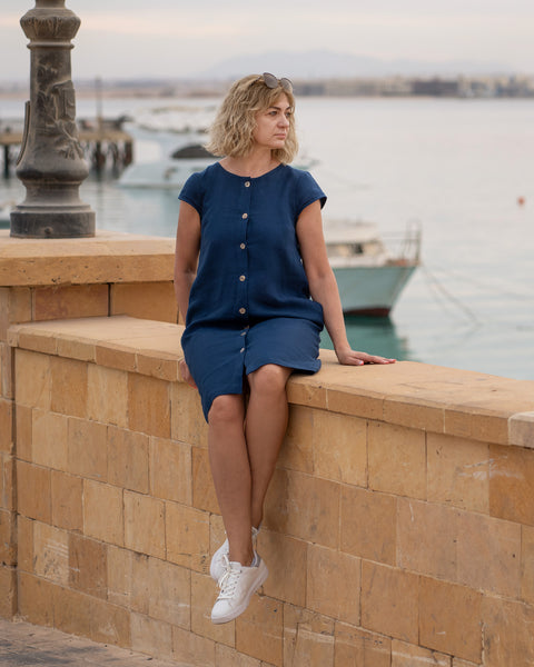 Avslappnad klänning med knappar fram Harper