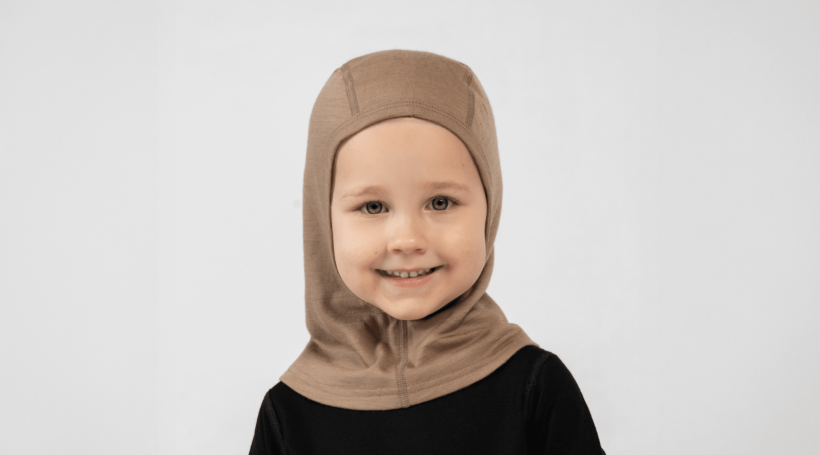 Warm unisex kids‘ hood balaclava made from Merino wool for outdoor activities. 
