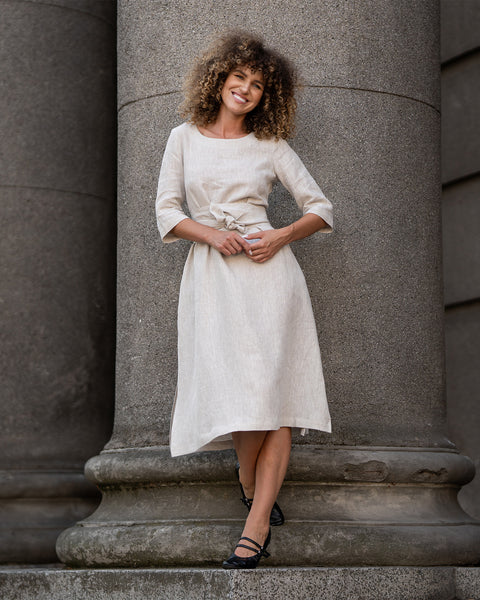 The menique women&#39;s linen wrap dress MILEY in natural color.