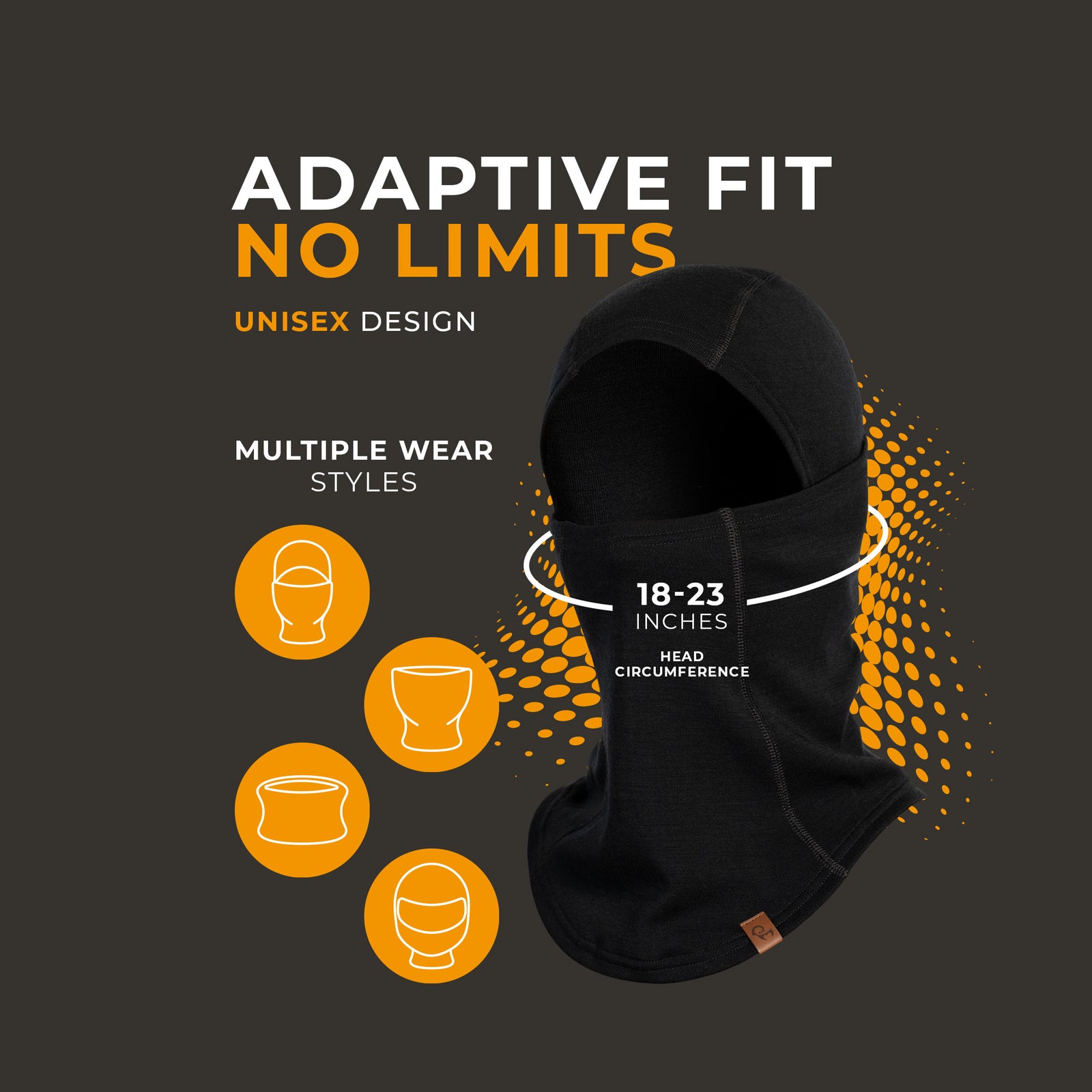 Man i grön baslager i merinoull som bär en svart balaklava, stående i en solbelyst skog.