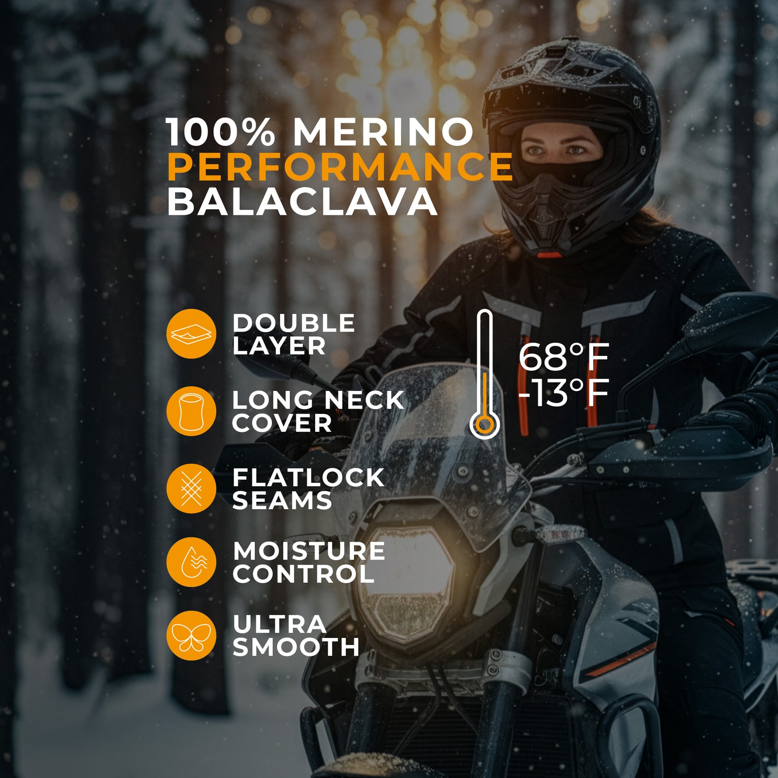 Kvinna som bär en svart balaklava och en blå utomhusjacka med en ryggsäck, stående i ett snötäckt bergslandskap med tallar i bakgrunden.