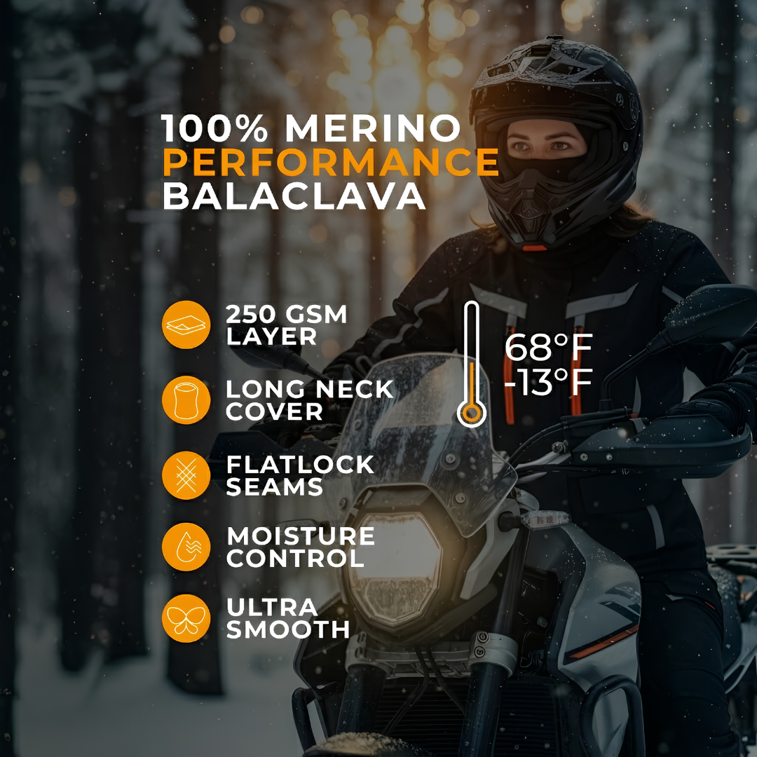 Kvinna som bär en svart balaklava och en blå utomhusjacka med en ryggsäck, stående i ett snötäckt bergslandskap med tallar i bakgrunden.