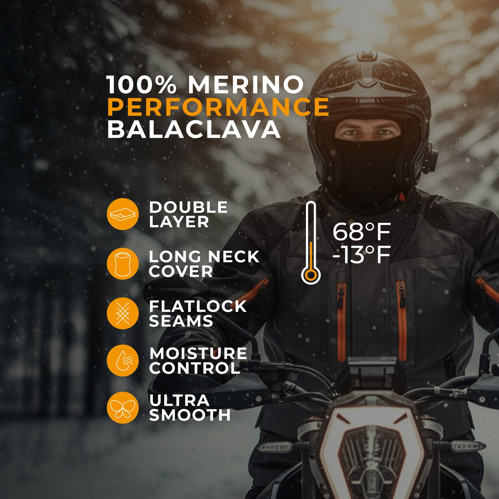 Man som bär en svart balaklava i merinoull, grön jacka och ryggsäck medan han vandrar med vandringsstavar i en snötäckt skog.