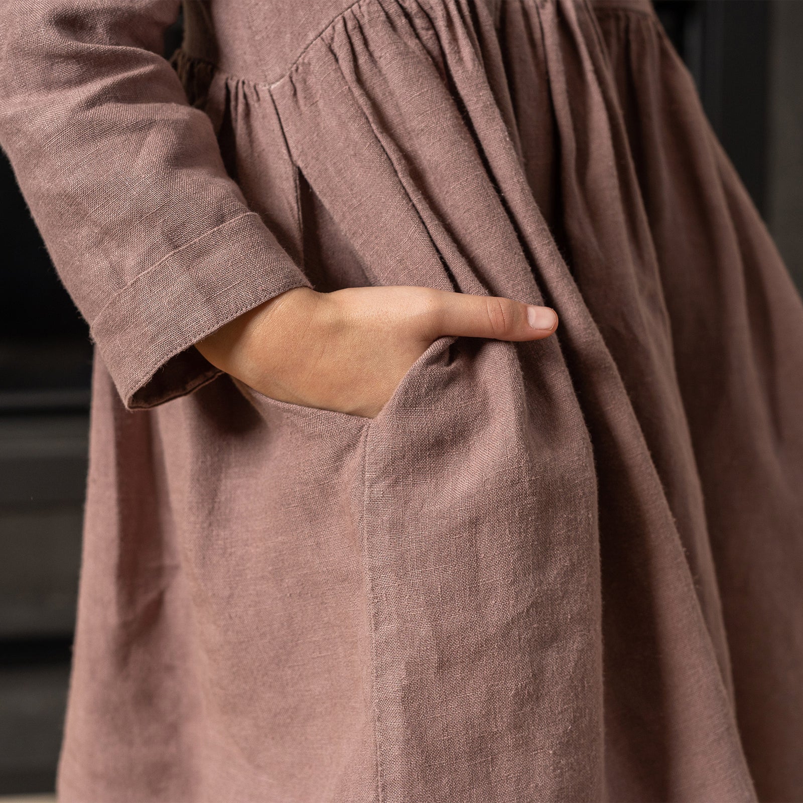 Flickklänning i linne Lucy