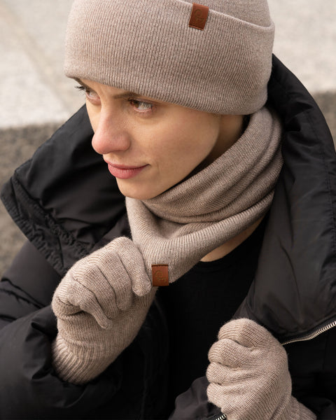 Women&#39;s Knitted Beanie &amp; Gaiter 2-Piece Set Creamy beige